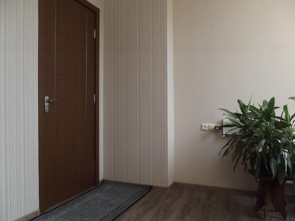 White Hotel Guesthouse Зугдиди Екстериор снимка