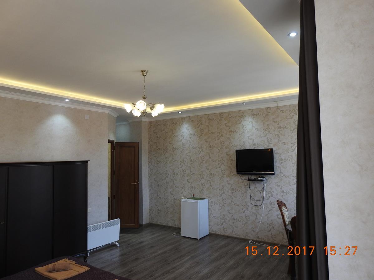 White Hotel Guesthouse Зугдиди Екстериор снимка